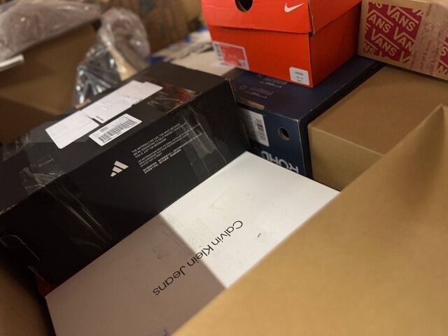 12,50 € pro Paar – Markenschuhe im Mix ab Lager, Verkauf ab 1 Palette!