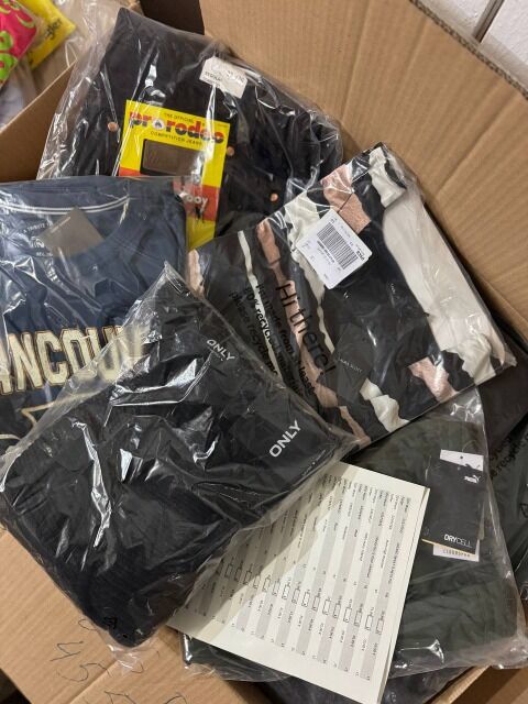 450 € pro Lot (86 Stück) – Markenbekleidung Mix Damen/Herren, A/B/C, Top-Marken, Retourenware