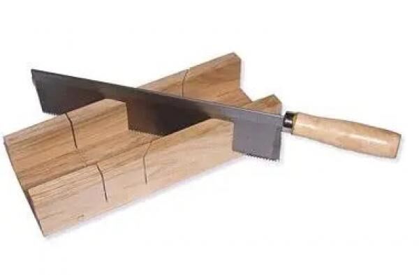 GEHRUNGSLADE MIT SAGE: Pr&auml;zise Gehrungslade mit S&auml;ge - Holzbearbeitungswerkzeug-Set f&uuml;r exakte Schnitte