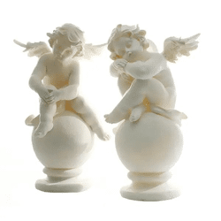 XL Engel Skulptur, sitzend auf Kugel, mit doppelten Flügeln – Eindrucksvolle Deko