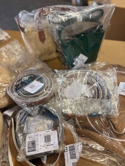 ab 3 € / Stk – Accessoires Mix (Kategorie A, neu, Sonnenbrillen, Gürtel, Taschen, Hüte, sofort lieferbar)