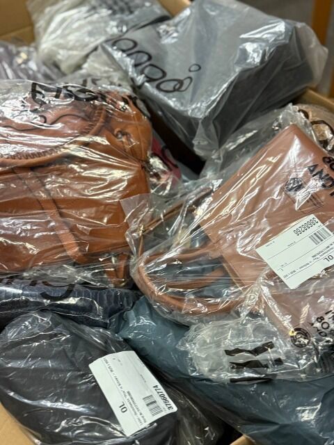 28 € pro Stück – Marken-Taschen & Rucksäcke im Mix (50 Stk, Retouren A/B/C, Top-Marken wie Louis Vuitton, Guess, Vans u. a.)