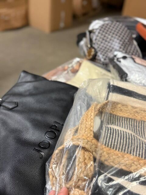 28 € pro Stück – Marken-Taschen & Rucksäcke im Mix (50 Stk, Retouren A/B/C, Top-Marken wie Louis Vuitton, Guess, Vans u. a.)