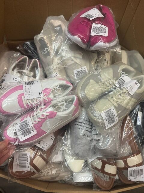 ab 4,50 € pro Paar – Neue Sommer-Schuhkollektion aus deutschen Katalogen, 95 % Damen- und 5 % Herrenschuhe, alles neu und versandbereit