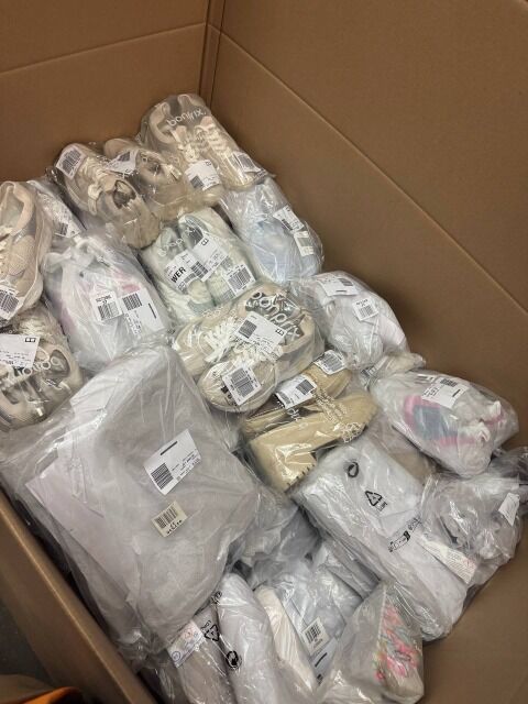 ab 4,50 € pro Paar – Neue Sommer-Schuhkollektion aus deutschen Katalogen, 95 % Damen- und 5 % Herrenschuhe, alles neu und versandbereit