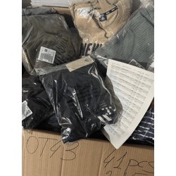215 € – Markenbekleidung Mix Damen/Herren, 41 Stk, A/B/C Rückläufer, Top-Marken wie Nike, Levi’s, Adidas, Größen gemischt