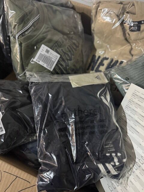 215 € – Markenbekleidung Mix Damen/Herren, 41 Stk, A/B/C Rückläufer, Top-Marken wie Nike, Levi’s, Adidas, Größen gemischt