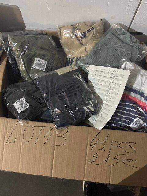 215 € – Markenbekleidung Mix Damen/Herren, 41 Stk, A/B/C Rückläufer, Top-Marken wie Nike, Levi’s, Adidas, Größen gemischt