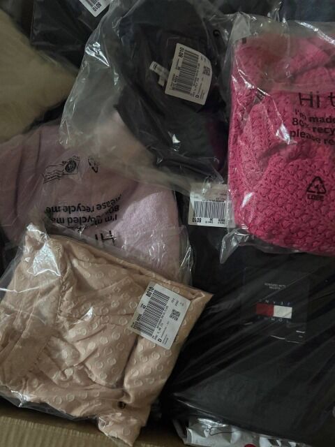 350 € – Markenmix Kleidung Damen & Herren, 52 Stück, Kategorie A–C, Retouren, Stückpreis 6,73 €, Top-Marken, sofort verfügbar