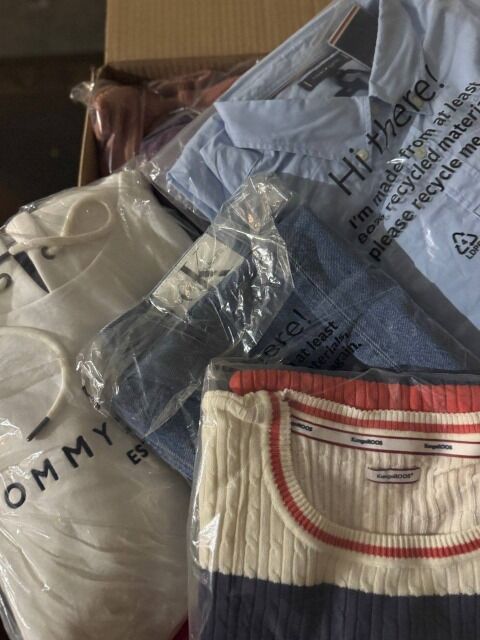 480 € Markenmix Kleidung (64 Stk) für Damen & Herren – 7,50 €/Stk, Retouren A/B/C, Top-Marken wie Nike, Adidas, Tommy – sofort verfügbar