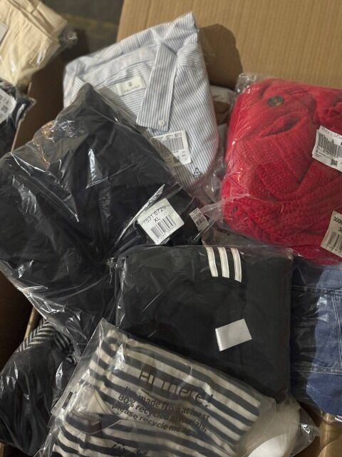 429 € Posten: 66 Stück Markenbekleidung Damen & Herren Mix – Retourenware, Top-Marken wie Nike, Adidas, Hilfiger, Calvin Klein
