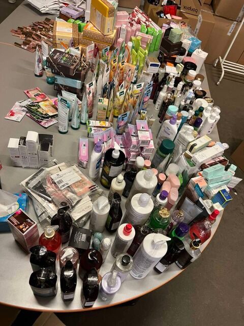 5 €/Stk. Kosmetik-Mix (50 Stk., Gesamt 250 €), Markenprodukte: Make-up, Pflege, Zubehör, Kundenrückläufer, Qualität A/B/C