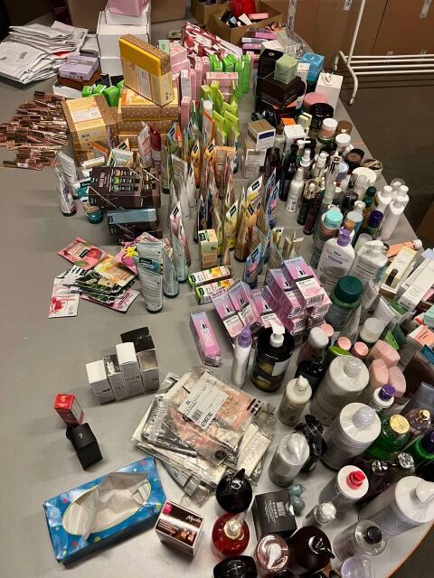 5 €/Stk. Kosmetik-Mix (50 Stk., Gesamt 250 €), Markenprodukte: Make-up, Pflege, Zubehör, Kundenrückläufer, Qualität A/B/C