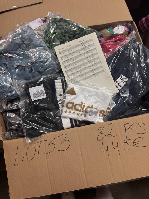 445 € – Markenmix Kleidung Damen & Herren, 82 Stück Kundenretouren, Top-Marken wie Nike, Tommy, Levi’s, Größen gemischt, sofort lieferbar