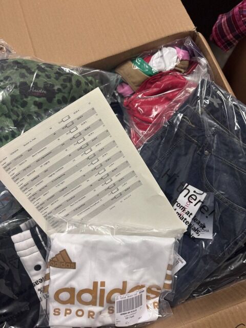 445 € – Markenmix Kleidung Damen & Herren, 82 Stück Kundenretouren, Top-Marken wie Nike, Tommy, Levi’s, Größen gemischt, sofort lieferbar