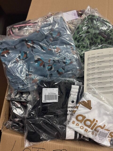 445 € – Markenmix Kleidung Damen & Herren, 82 Stück Kundenretouren, Top-Marken wie Nike, Tommy, Levi’s, Größen gemischt, sofort lieferbar