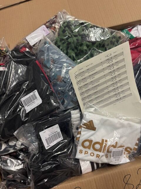 445 € – Markenmix Kleidung Damen & Herren, 82 Stück Kundenretouren, Top-Marken wie Nike, Tommy, Levi’s, Größen gemischt, sofort lieferbar