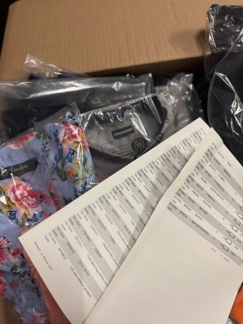 444 € für 76 Stk. Markenmix Damen & Herren – Retourenware A/B/C, Topmarken wie Nike, Adidas, Tommy, Levi’s, lagernd, gemischte Größen