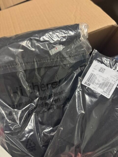 444 € für 76 Stk. Markenmix Damen & Herren – Retourenware A/B/C, Topmarken wie Nike, Adidas, Tommy, Levi’s, lagernd, gemischte Größen