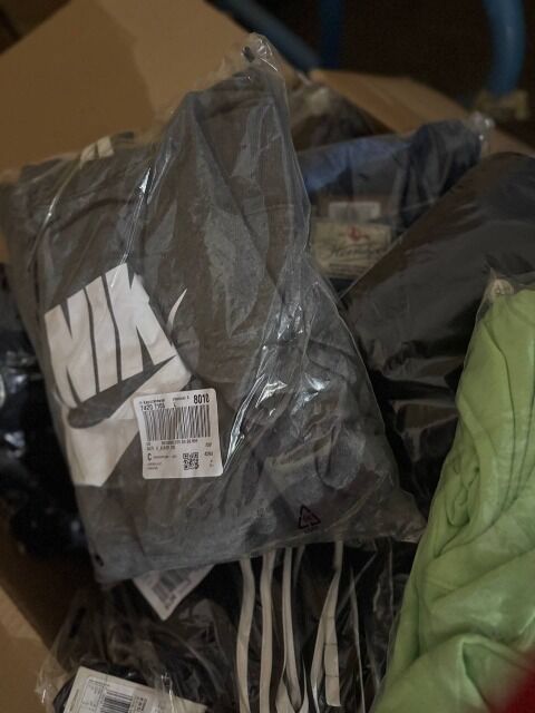 364 € – Markenbekleidung Mix Damen & Herren, 60 Stück, Kundenretouren, Top-Marken wie Nike, Adidas, Hilfiger, Levi’s, Puma, Guess