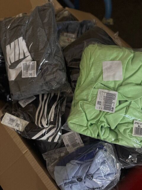 364 € – Markenbekleidung Mix Damen & Herren, 60 Stück, Kundenretouren, Top-Marken wie Nike, Adidas, Hilfiger, Levi’s, Puma, Guess