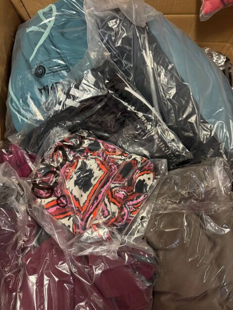 11.194 € – Posten Markenbekleidung Damen & Herren (1.996 Stk), Kategorie C, Wintermix, Top-Marken, Rückläufer, sofort lieferbar