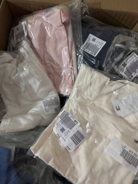 400 € für 68 Stück Markenmix Damen & Herren – Kundenretouren, Top-Marken wie Nike, Adidas, Hilfiger, Kleidung gemischt, sofort verfügbar