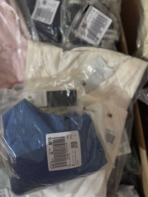 400 € für 68 Stück Markenmix Damen & Herren – Kundenretouren, Top-Marken wie Nike, Adidas, Hilfiger, Kleidung gemischt, sofort verfügbar