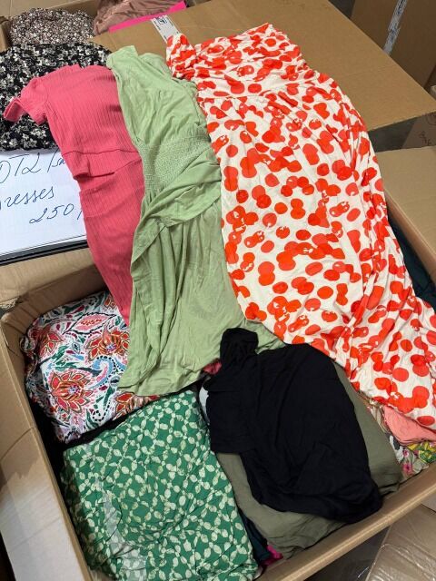 487,50 € pro Lot – Damen-Stock Kleider Mix, 250 neue Stücke ohne Etiketten, Alltags-, Sommer-, Abend- und Businesskleider