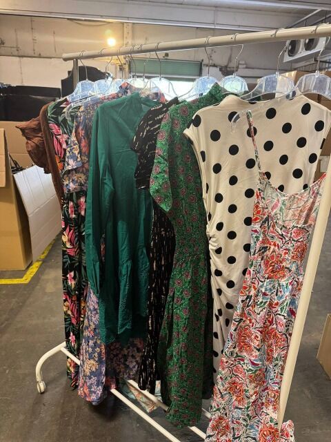 487,50 € pro Lot – Damen-Stock Kleider Mix, 250 neue Stücke ohne Etiketten, Alltags-, Sommer-, Abend- und Businesskleider