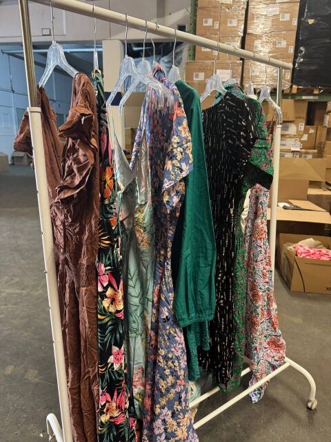 487,50 € pro Lot – Damen-Stock Kleider Mix, 250 neue Stücke ohne Etiketten, Alltags-, Sommer-, Abend- und Businesskleider