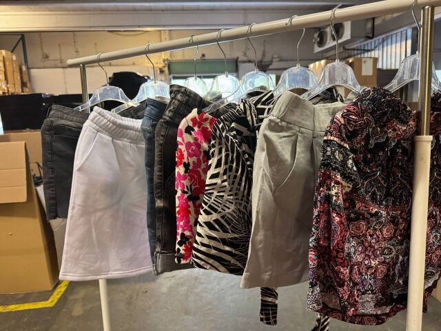 87,50 € pro Lot – Damen-Stock Mix Shorts, 50 neue Stücke ohne Etiketten, Alltags-, Sport- und Freizeitmodelle aus Deutschland