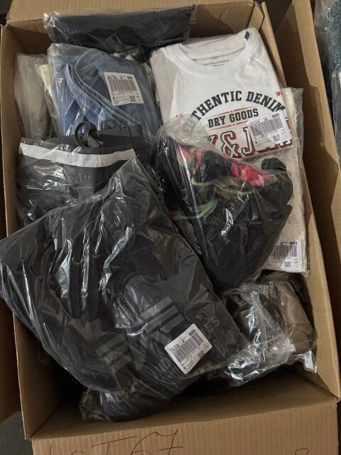 381 € – Markenbekleidung Mix Damen & Herren, 64 Teile, UVP 3810 €, Retouren A/B/C, Nike, Hilfiger, Levi’s, Jacken, Shirts, Jeans