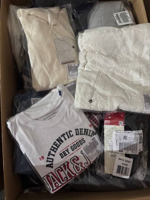 381 € – Markenbekleidung Mix Damen & Herren, 64 Teile, UVP 3810 €, Retouren A/B/C, Nike, Hilfiger, Levi’s, Jacken, Shirts, Jeans