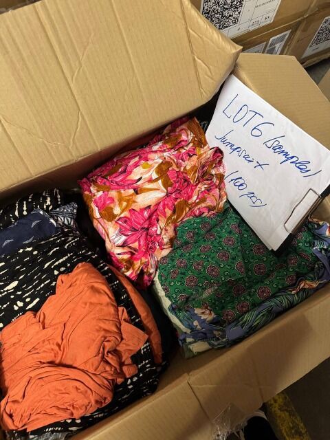 195 € pro Posten – Damen-Overalls Mix, 100 Stück, Kategorie A, neu ohne Etiketten, moderne Modelle für alle Jahreszeiten