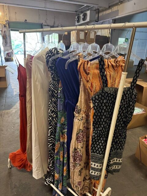 195 € pro Posten – Damen-Overalls Mix, 100 Stück, Kategorie A, neu ohne Etiketten, moderne Modelle für alle Jahreszeiten