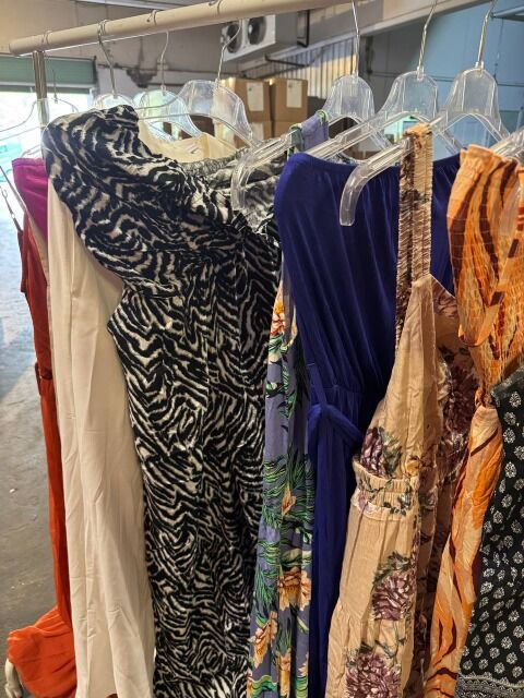 195 € pro Posten – Damen-Overalls Mix, 100 Stück, Kategorie A, neu ohne Etiketten, moderne Modelle für alle Jahreszeiten