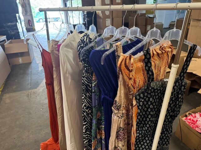 195 € pro Posten – Damen-Overalls Mix, 100 Stück, Kategorie A, neu ohne Etiketten, moderne Modelle für alle Jahreszeiten