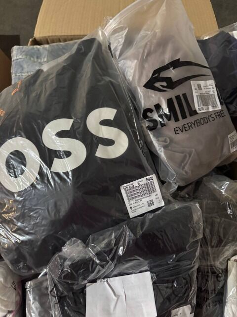 475 € Lot mit 76 Stk. Markenbekleidung Damen & Herren Mix – Kundenretouren A/B/C, Top-Marken wie Nike, Tommy, Boss, Levi’s, Adidas u.a.