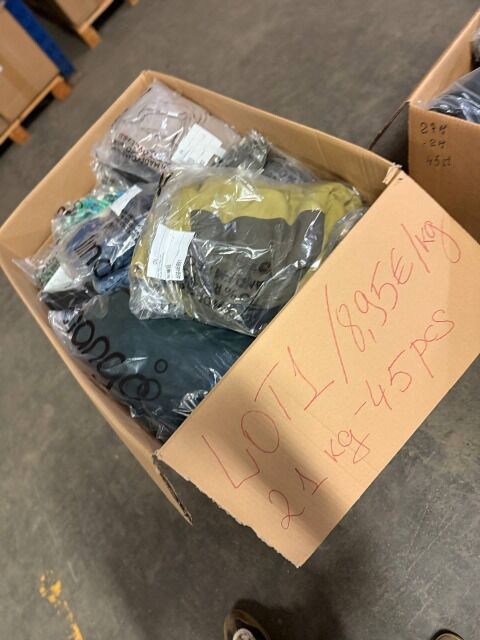 187,95 € – Markenbekleidung Mix Damen & Herren, 45 Stück, 21 kg, Kundenretouren, Wintermode, Top-Marken wie Nike, Adidas, Levi’s, sofort ver