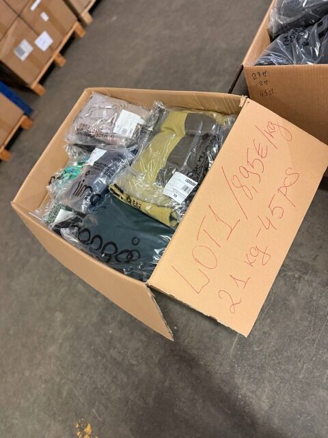 187,95 € – Markenbekleidung Mix Damen & Herren, 45 Stück, 21 kg, Kundenretouren, Wintermode, Top-Marken wie Nike, Adidas, Levi’s, sofort ver