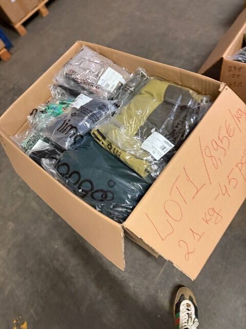 187,95 € – Markenbekleidung Mix Damen & Herren, 45 Stück, 21 kg, Kundenretouren, Wintermode, Top-Marken wie Nike, Adidas, Levi’s, sofort ver