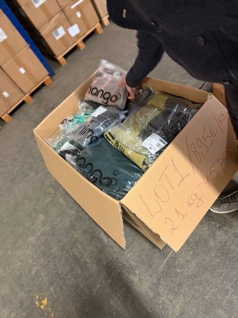 187,95 € – Markenbekleidung Mix Damen & Herren, 45 Stück, 21 kg, Kundenretouren, Wintermode, Top-Marken wie Nike, Adidas, Levi’s, sofort ver