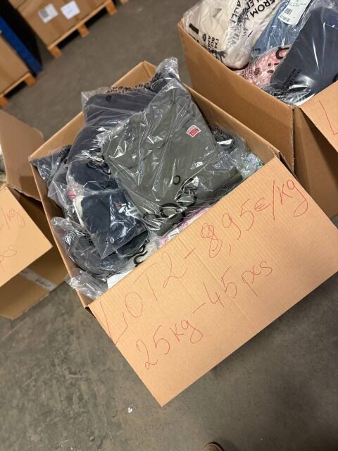 223,75 € Markenbekleidung Mix Damen Herren 25 kg 45 Stk Nike Adidas Tommy Hilfiger Levi’s Jacken Mäntel Jeans Sportmode Lagerware DE