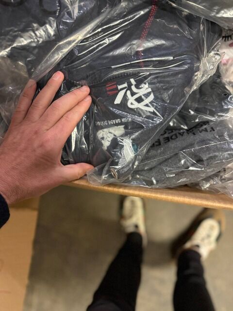 223,75 € Markenbekleidung Mix Damen Herren 25 kg 45 Stk Nike Adidas Tommy Hilfiger Levi’s Jacken Mäntel Jeans Sportmode Lagerware DE