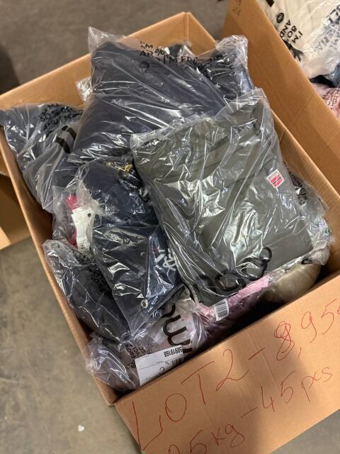 223,75 € Markenbekleidung Mix Damen Herren 25 kg 45 Stk Nike Adidas Tommy Hilfiger Levi’s Jacken Mäntel Jeans Sportmode Lagerware DE