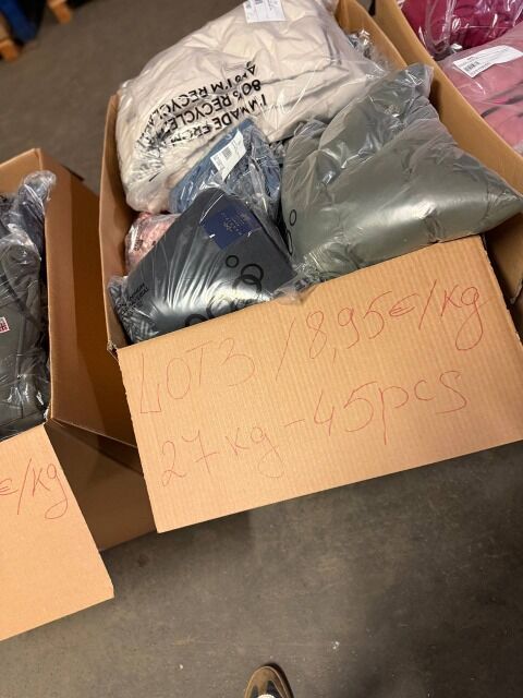 241,65 € Lot 3 Markenbekleidung Damen und Herren, 45 Stück, 27 kg, Top Marken Nike, Adidas, Tommy Hilfiger, Winterjacken, Pullover, Jeans, K