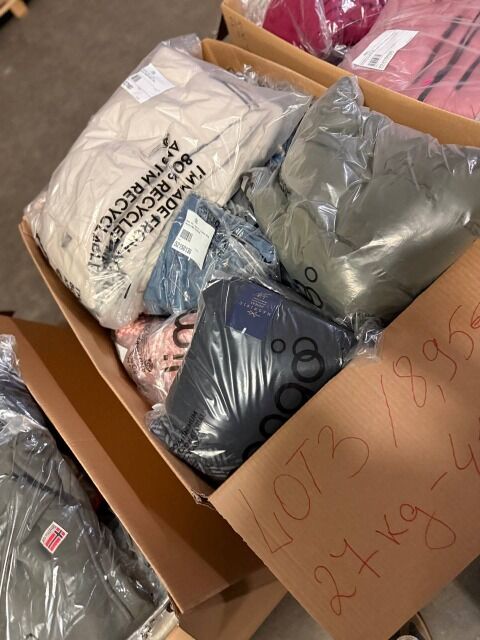 241,65 € Lot 3 Markenbekleidung Damen und Herren, 45 Stück, 27 kg, Top Marken Nike, Adidas, Tommy Hilfiger, Winterjacken, Pullover, Jeans, K