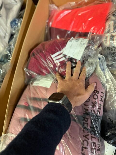 205,85 € Lot 4 45 Stk 23 kg Markenbekleidung Damen Herren Mix Kundenrückläufer Nike Adidas Tommy Hilfiger Superdry Levi’s Jacken Hosen Kleid