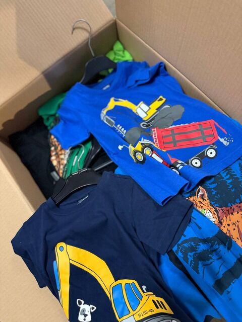 530,00 € Kinderbekleidung Mix 212 Stück neue Mode aus deutschen Katalogen Jacken Kleider Hosen ohne Etiketten und Verpackung